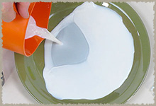 Vertiendo leche sobre plato